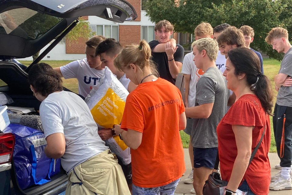 Returning Utica students help new students and families unload their cars at Move-In Day 2022.